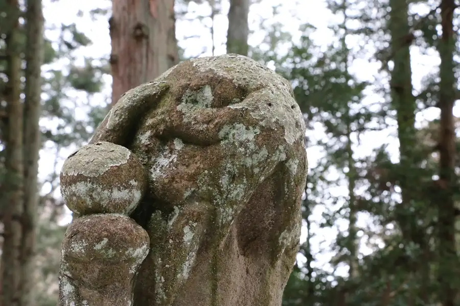 表情が見えないほどすり減った青海神社の狛犬阿形