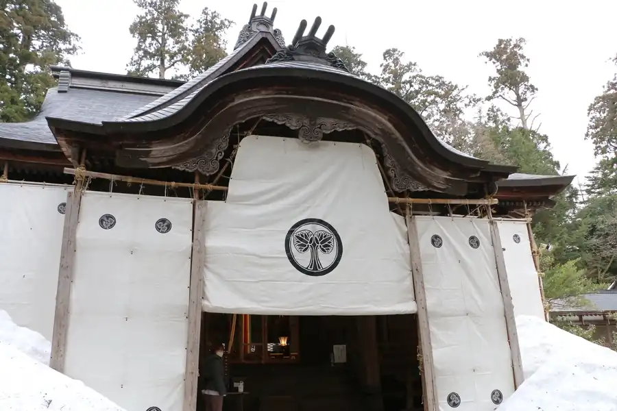 冬囲いがされた青海神社拝殿