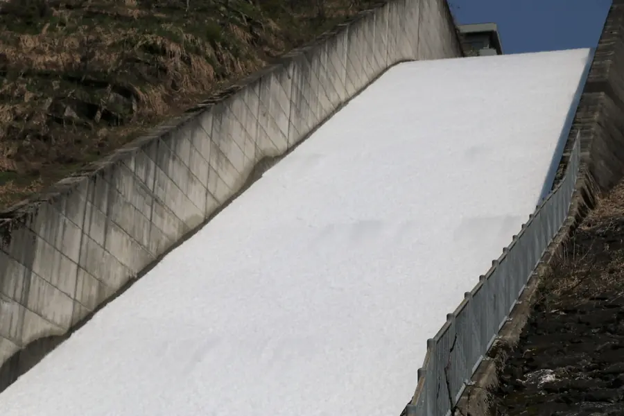 春の越流中の三国川ダム放流水路のアップ