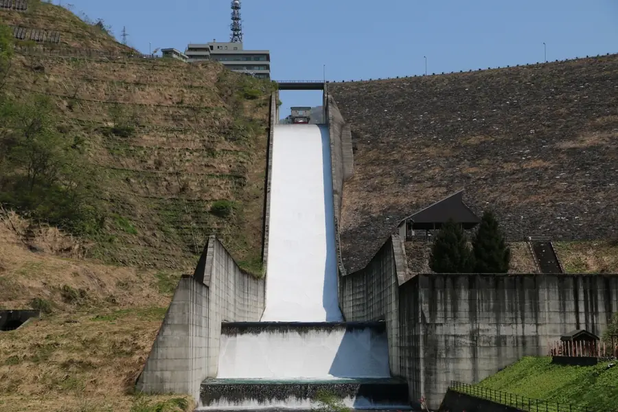 三国川ダム春の越流風景2022