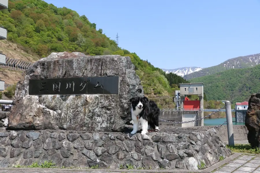 三国川ダムの石碑とドーン太