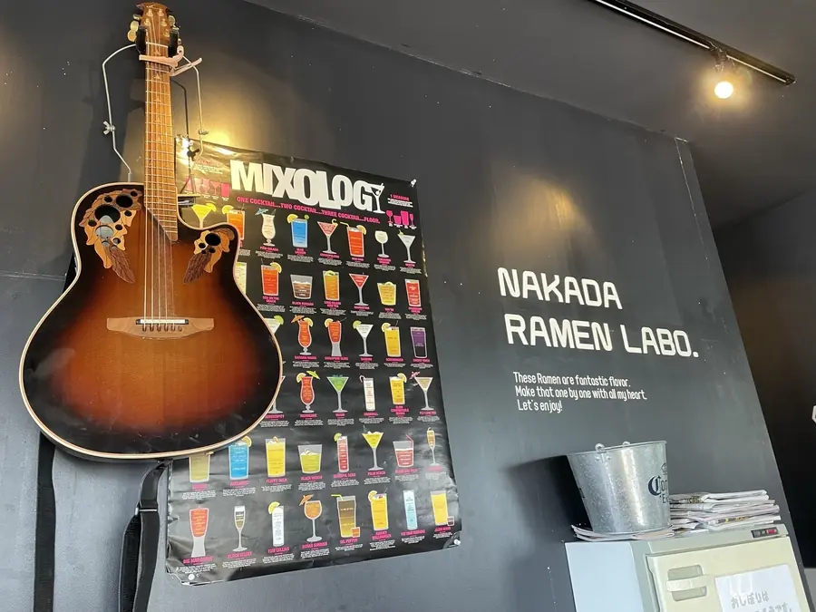壁に飾られたギター