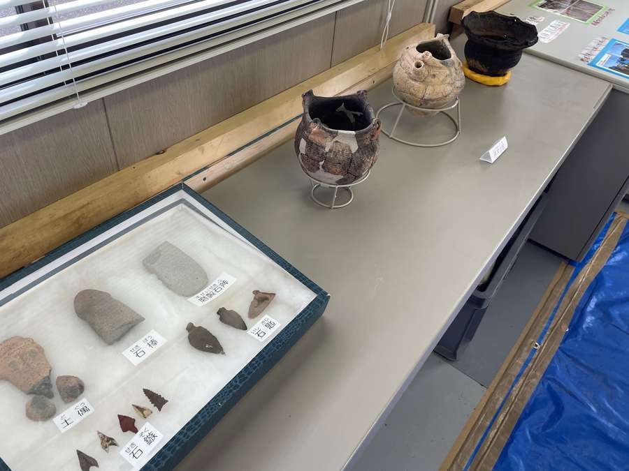 縄文時代に使用された道具や石器などの展示